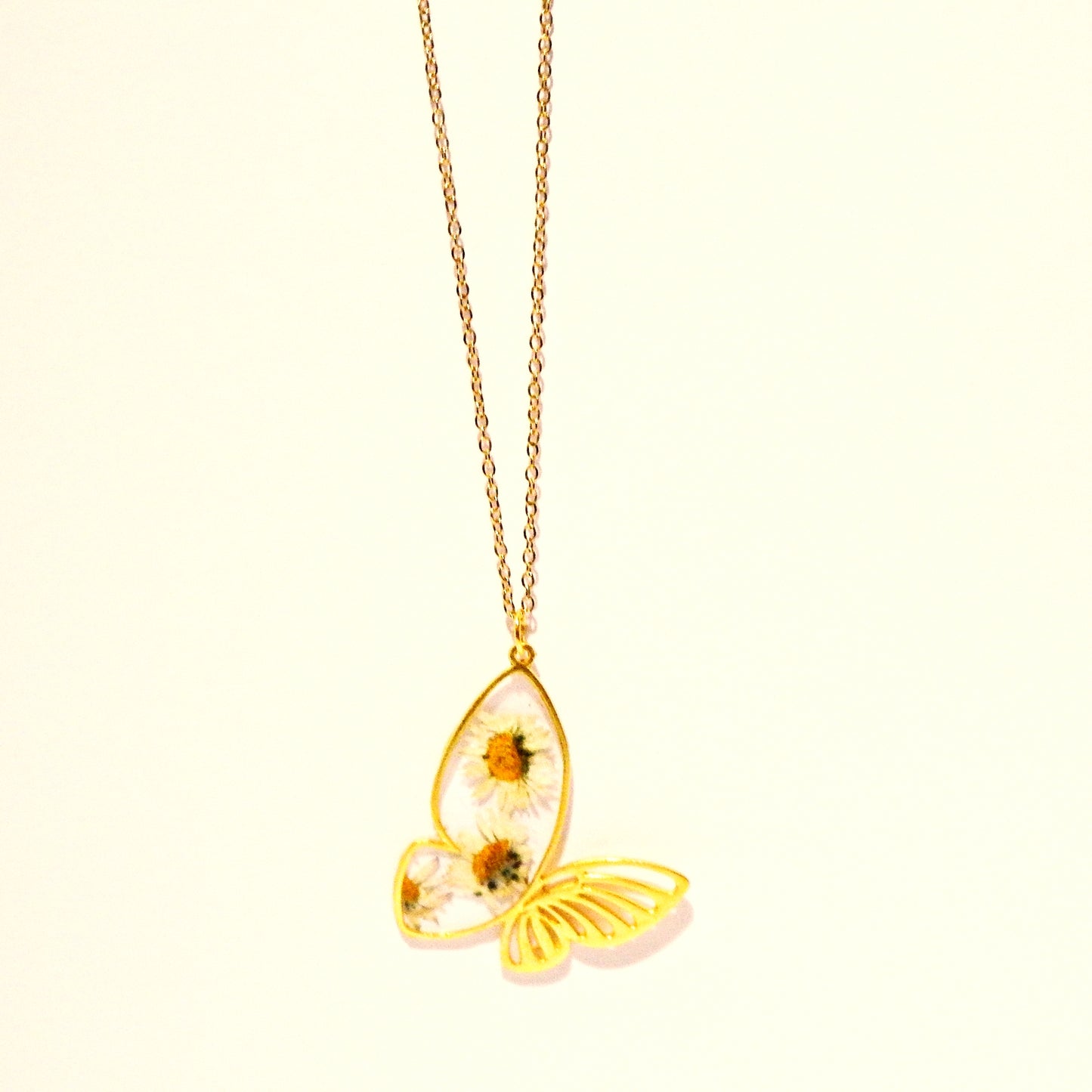 Tout en transparence, collier artisanal doré, en résine et fleurs naturelles, divers modèles