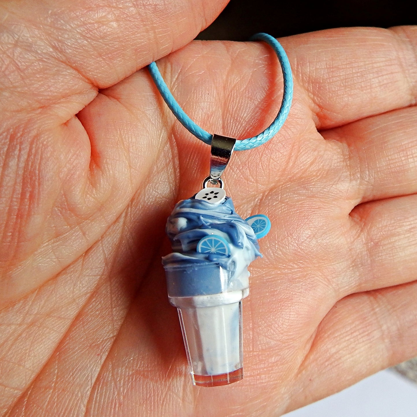 Trés gourmand ce collier glace, artisanal avec cordon de couleur