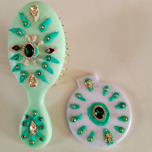 Ensemble brosse et miroir décoration artisanale en colle-crème, pièce unique, vert