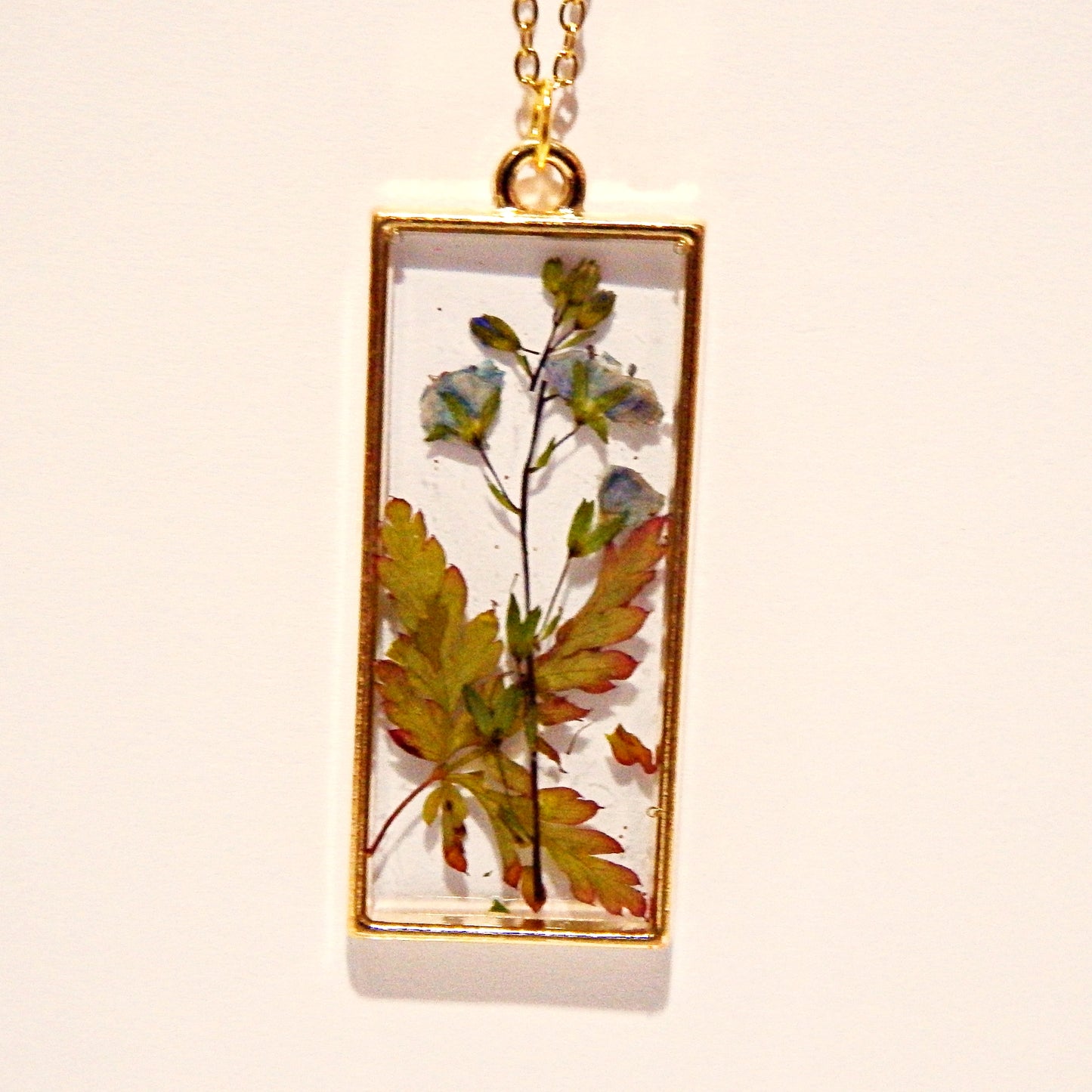 Tout en transparence, collier artisanal doré, en résine et fleurs naturelles, divers modèles