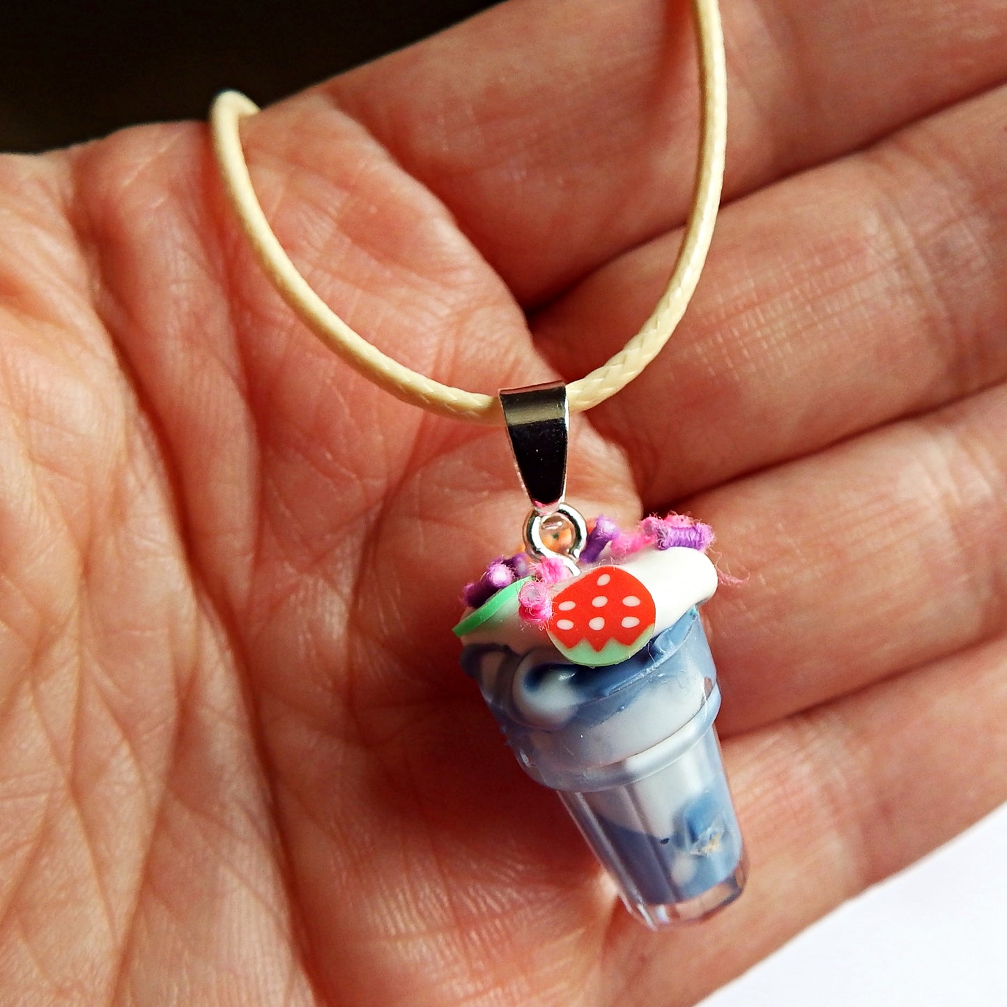 Trés gourmand ce collier glace,  artisanal avec cordon  de couleur