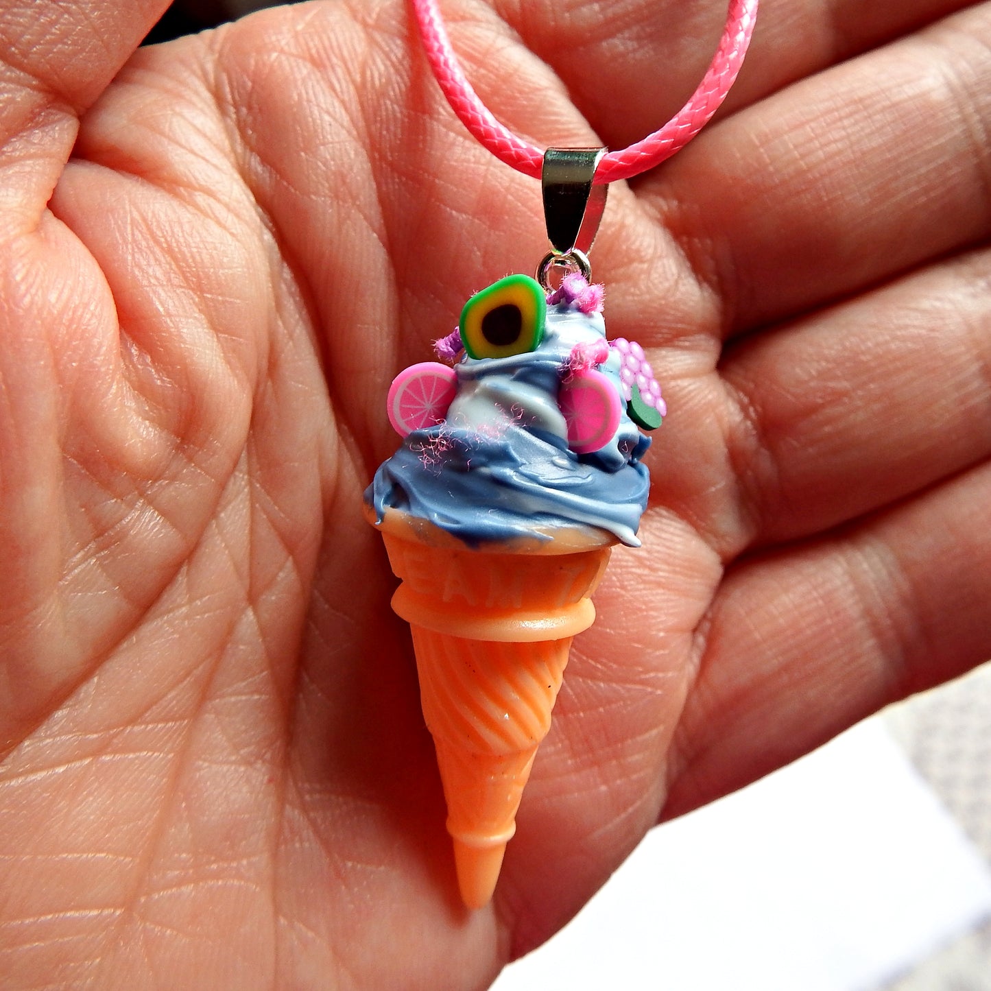 Trés gourmand ce collier glace,  artisanal avec cordon  de couleur