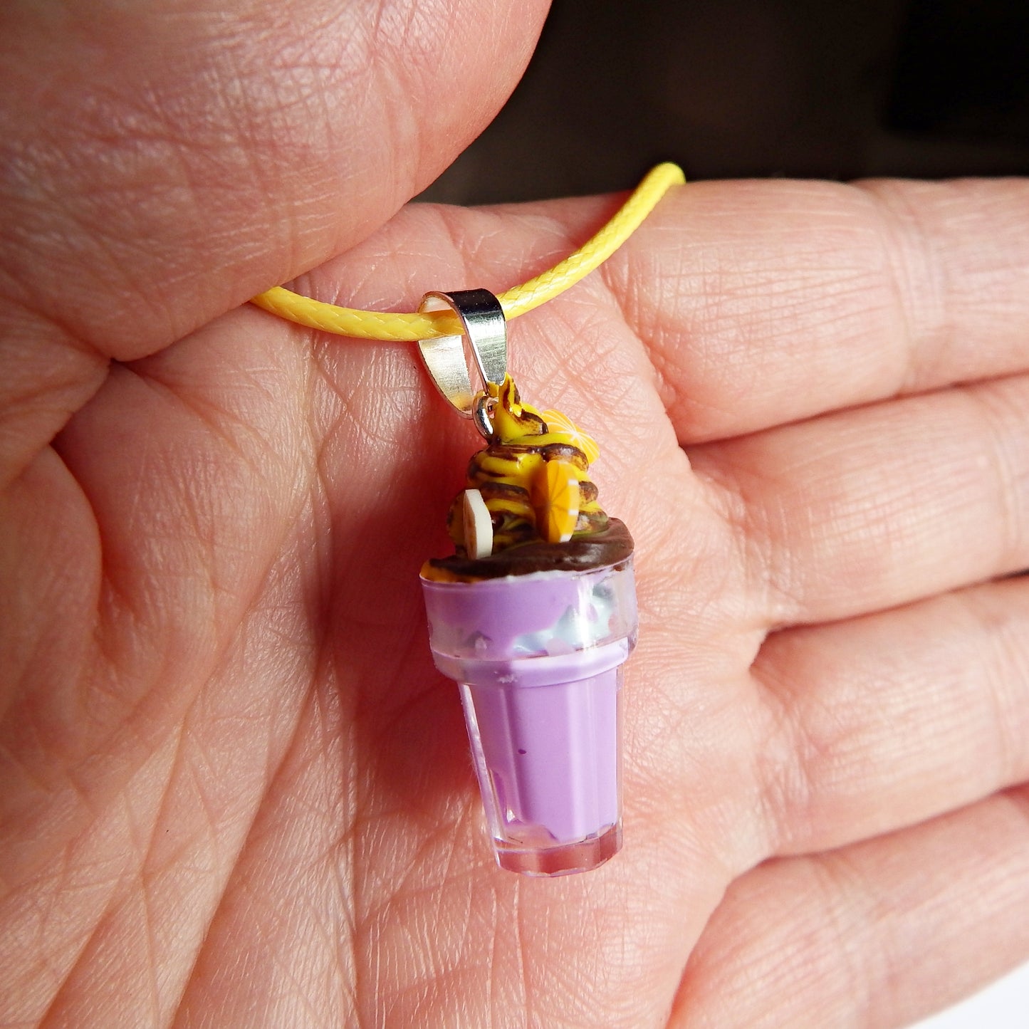 Trés gourmand ce collier glace,  artisanal avec cordon  de couleur