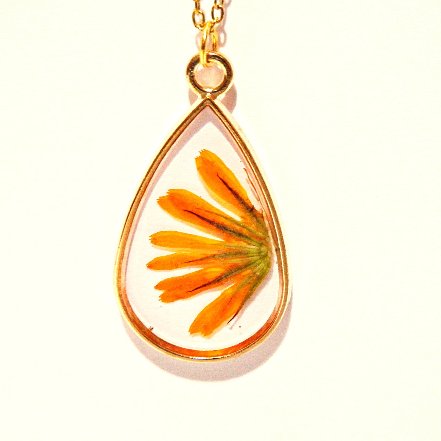 Tout en transparence, collier artisanal doré, en résine et fleurs naturelles, divers modèles