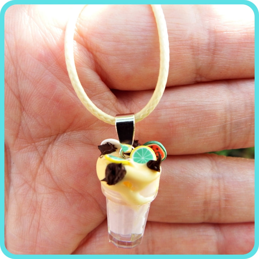 Trés gourmand ce collier glace,  artisanal avec cordon  de couleur