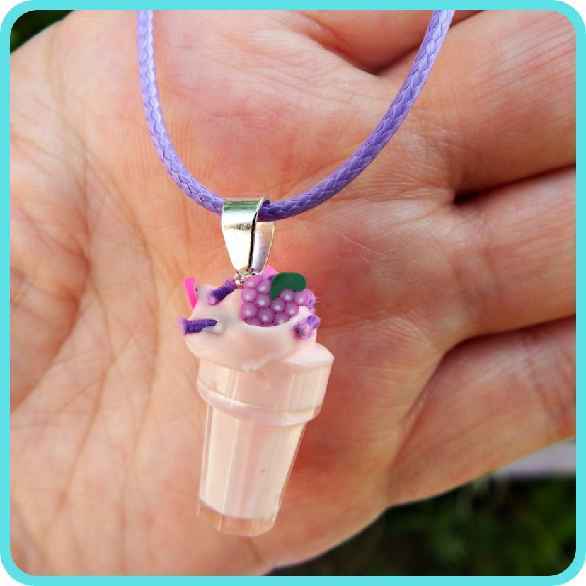 Trés gourmand ce collier glace,  artisanal avec cordon  de couleur