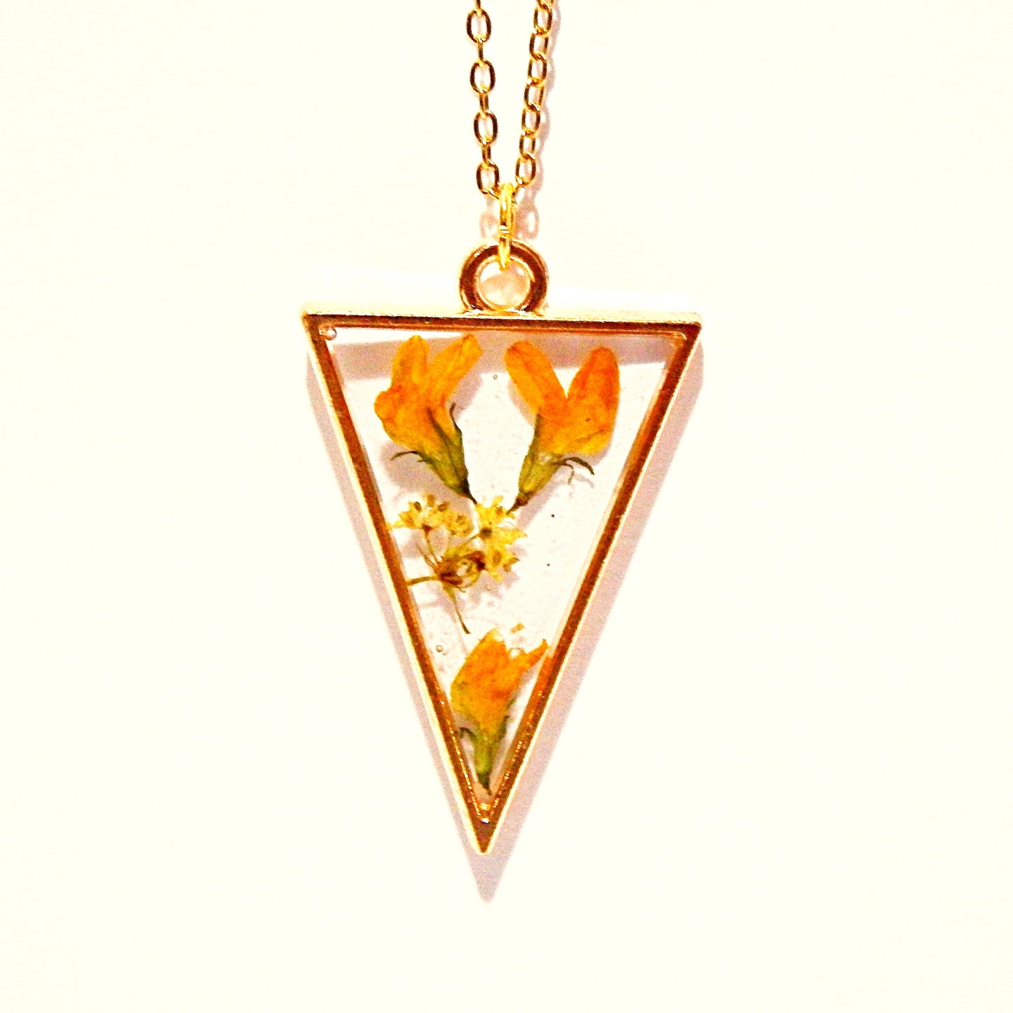 Tout en transparence, collier artisanal doré, en résine et fleurs naturelles, divers modèles