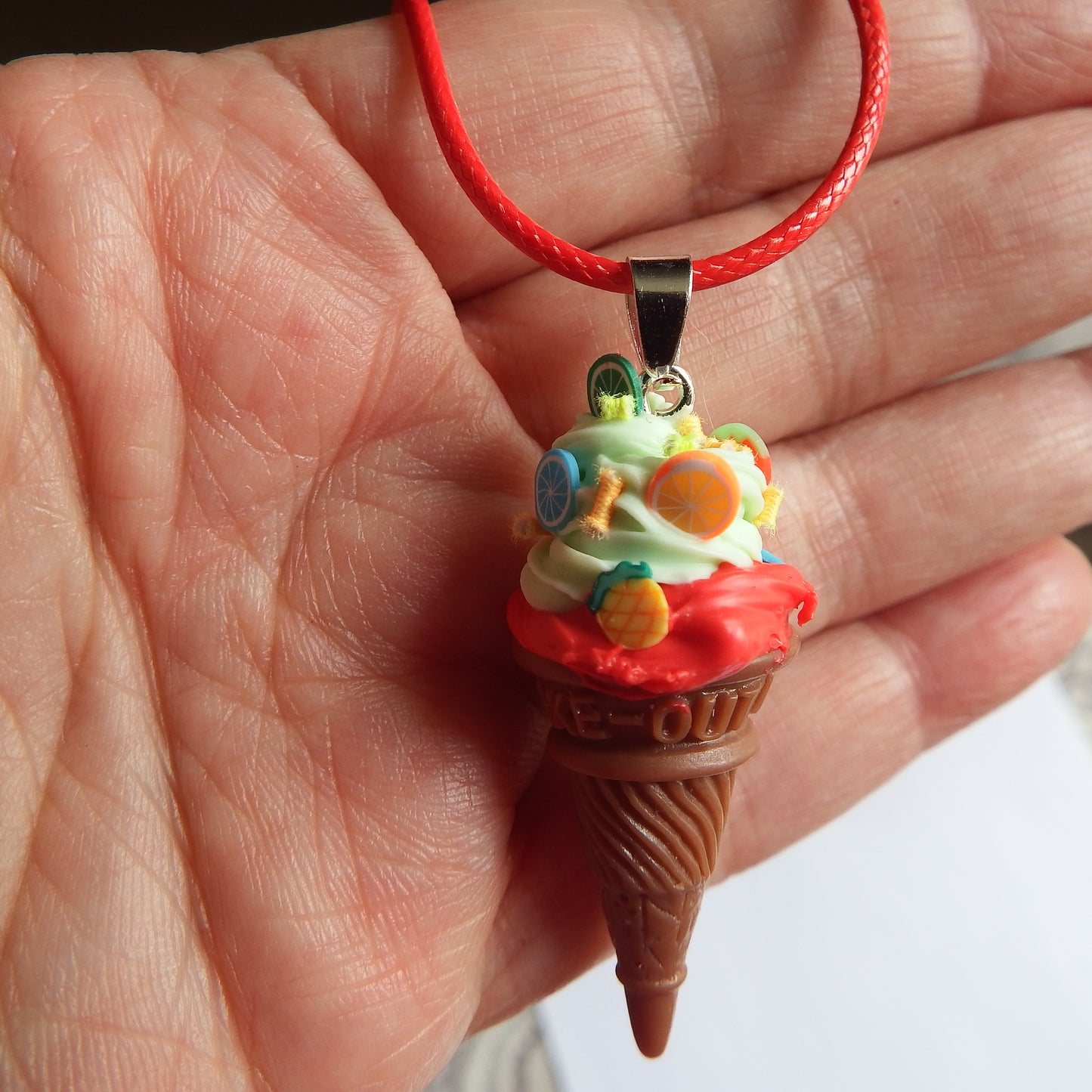 Trés gourmand ce collier glace,  artisanal avec cordon  de couleur