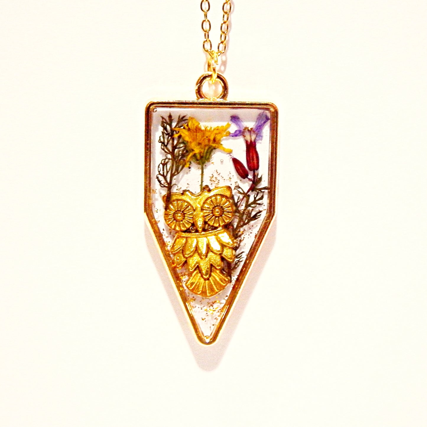 Tout en transparence, collier artisanal doré, en résine et fleurs naturelles, divers modèles