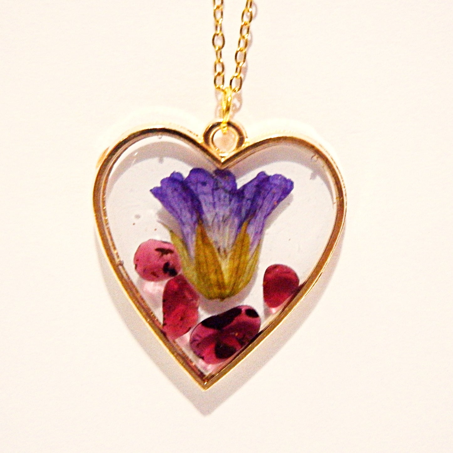 Tout en transparence, collier artisanal doré, en résine et fleurs naturelles, divers modèles