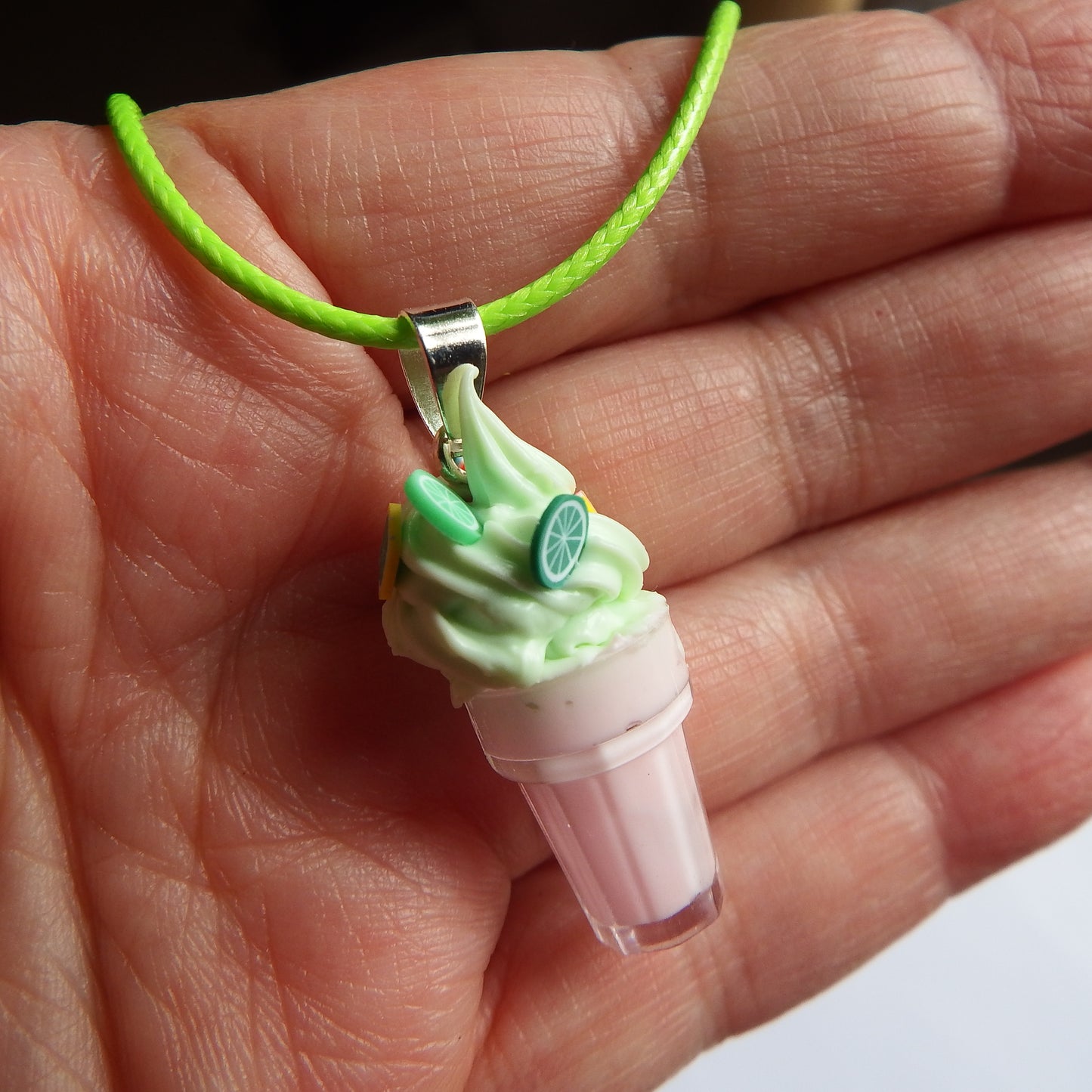 Trés gourmand ce collier glace,  artisanal avec cordon  de couleur