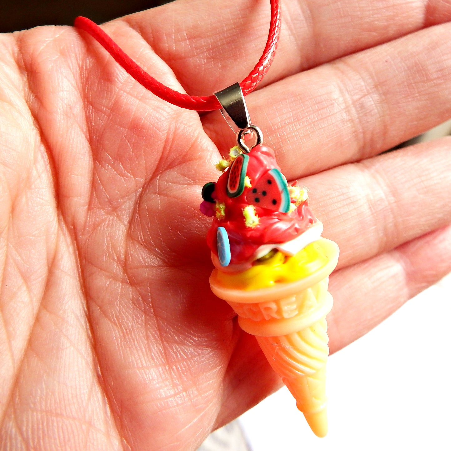Trés gourmand ce collier glace,  artisanal avec cordon  de couleur