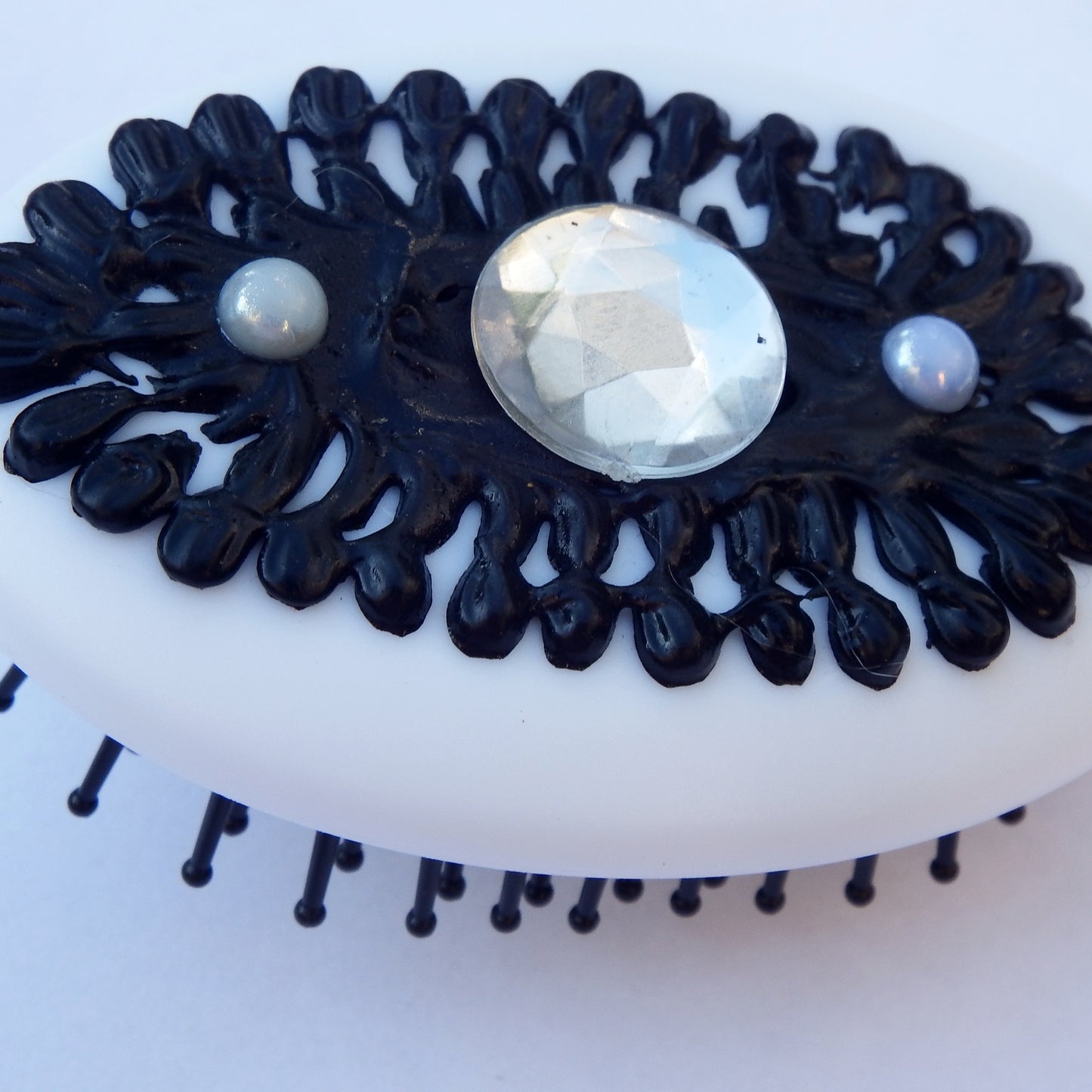 Ensemble brosse et miroir décoration artisanale en colle-crème, pièce unique, noir/blanc