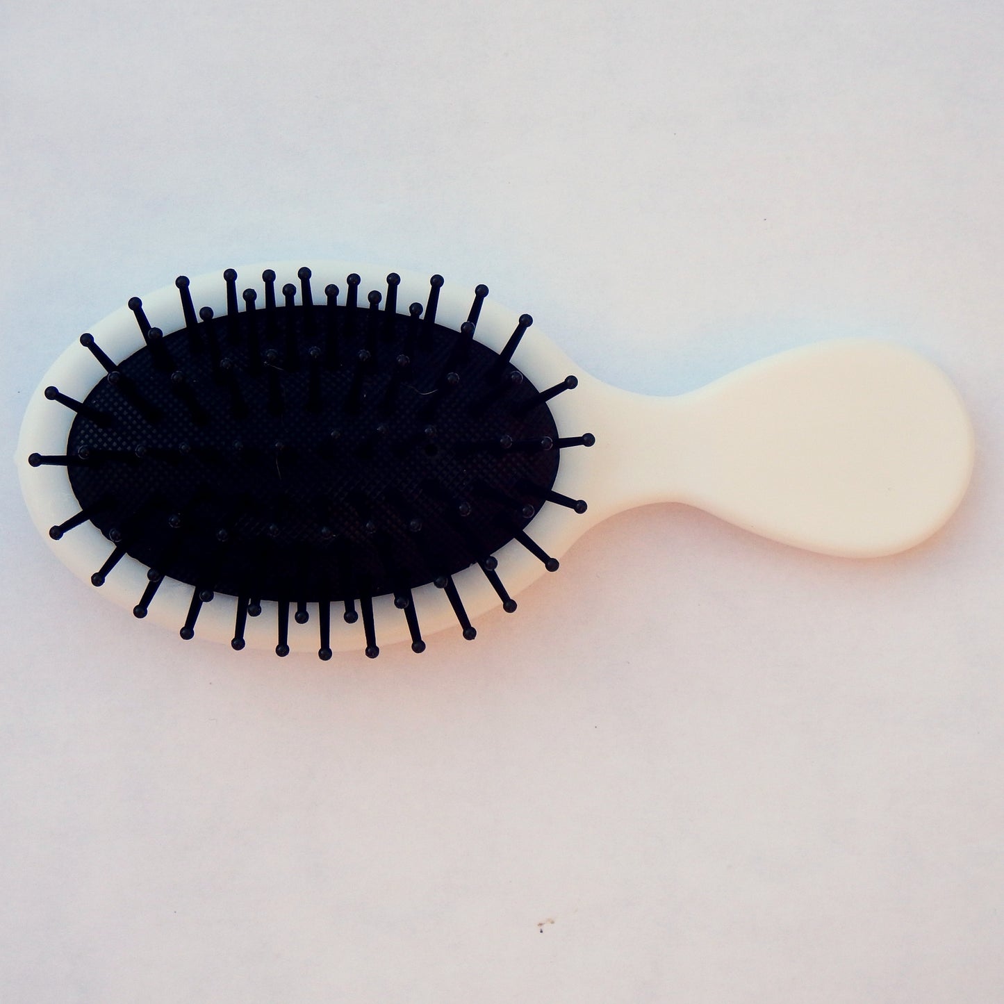 Ensemble brosse et miroir décoration artisanale en colle-crème, pièce unique, noir/blanc