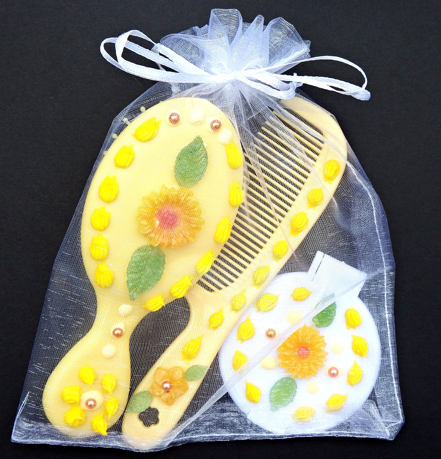 Ensemble brosse, peigne et miroir décoration artisanale en colle-crème, jaune