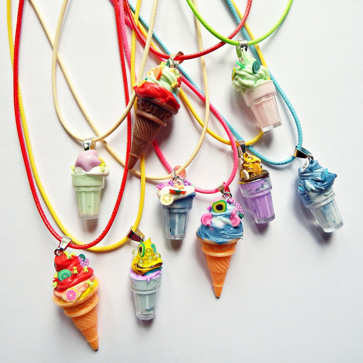 Trés gourmand ce collier glace,  artisanal avec cordon  de couleur