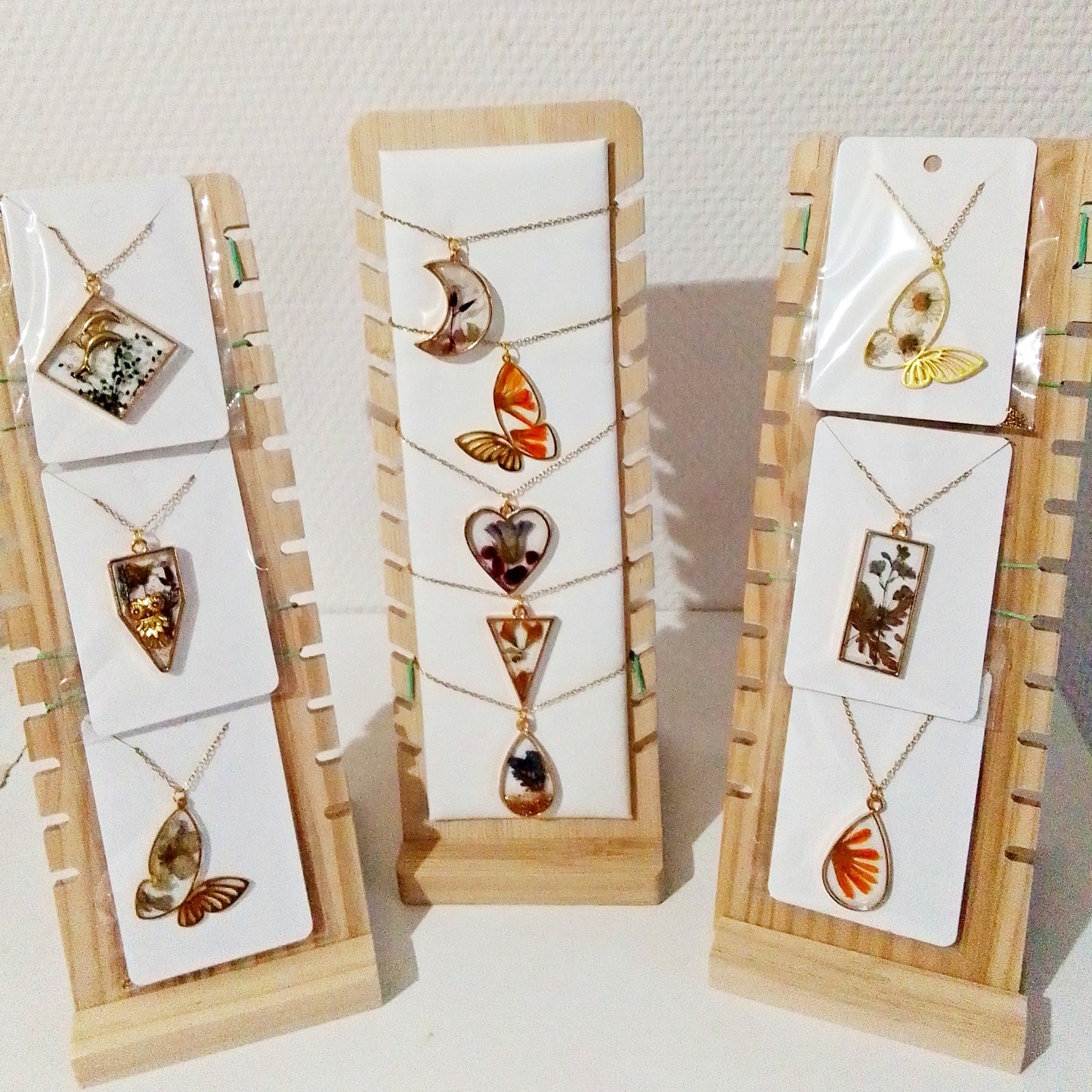 Tout en transparence, collier artisanal doré, en résine et fleurs naturelles, divers modèles