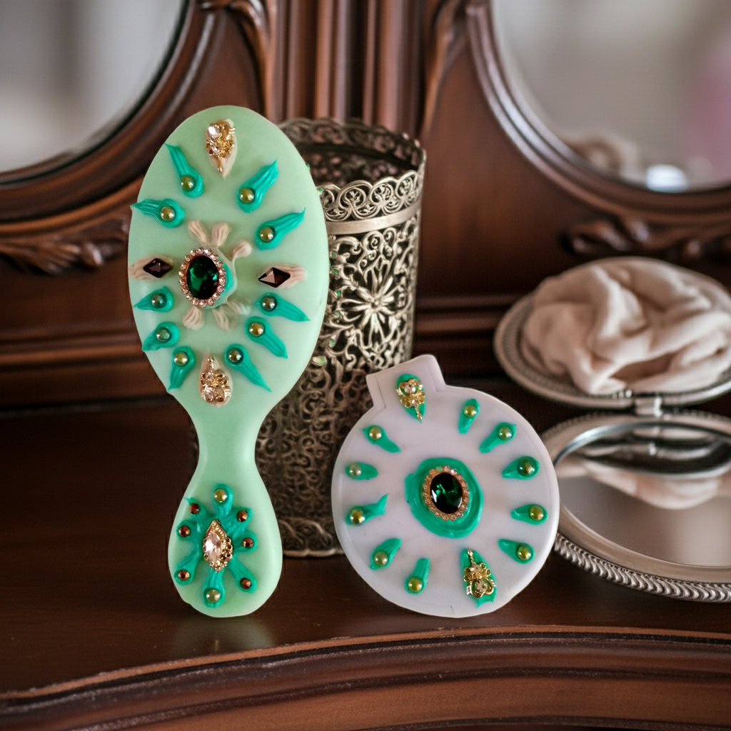 Ensemble brosse et miroir décoration artisanale en colle-crème, pièce unique, vert