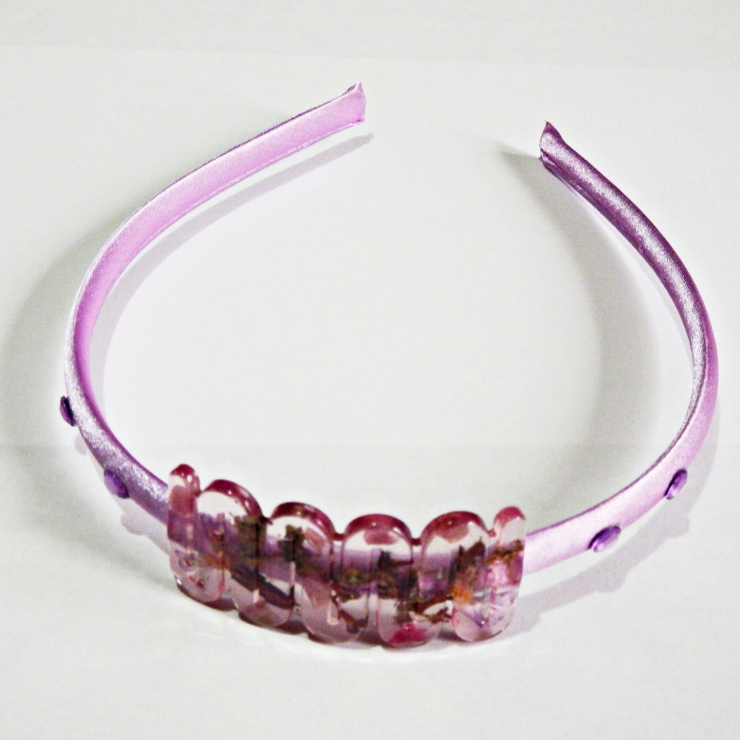 Serre-tête en satin et décoration artisanale en résine -divers modèles