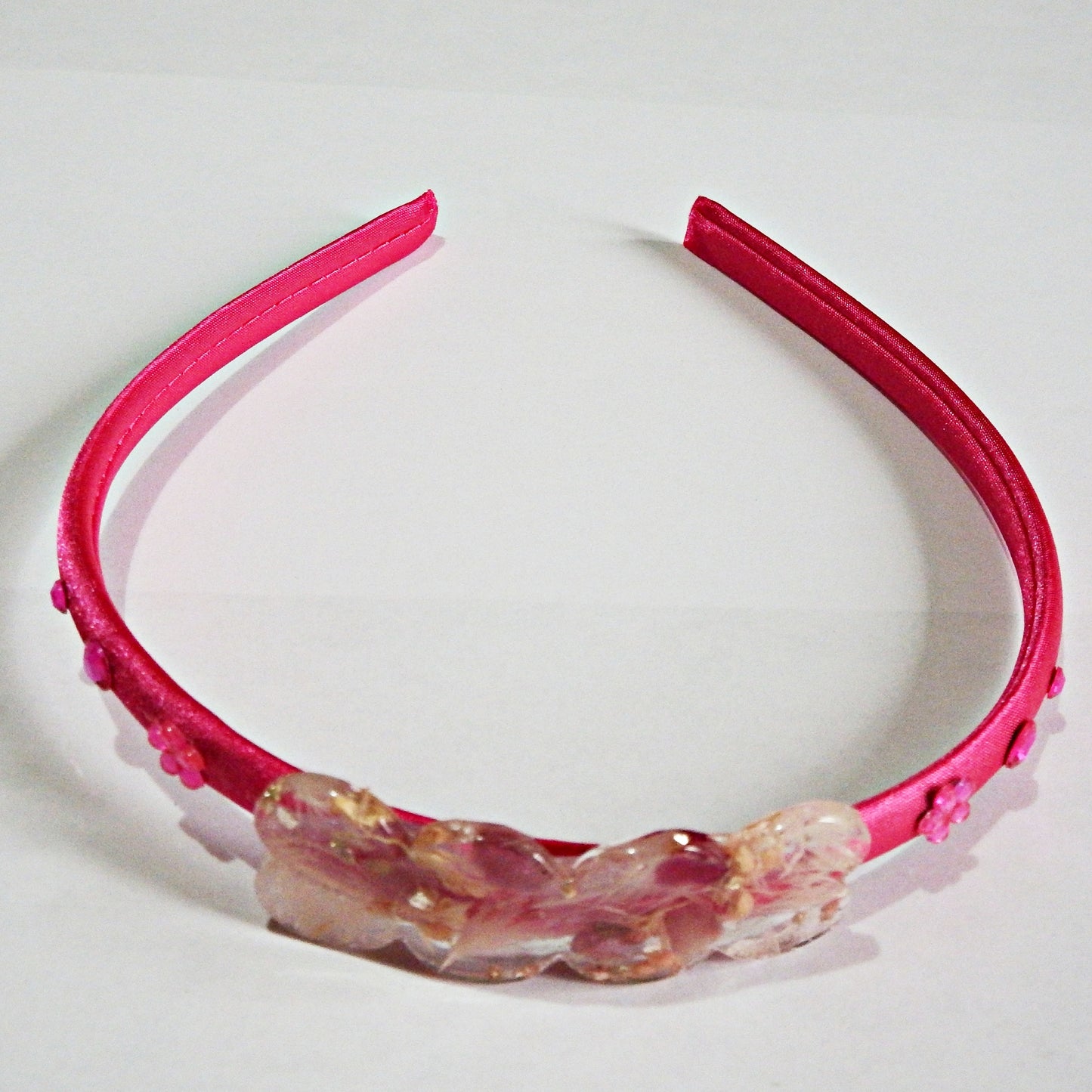 Serre-tête en satin et décoration artisanale en résine -divers modèles