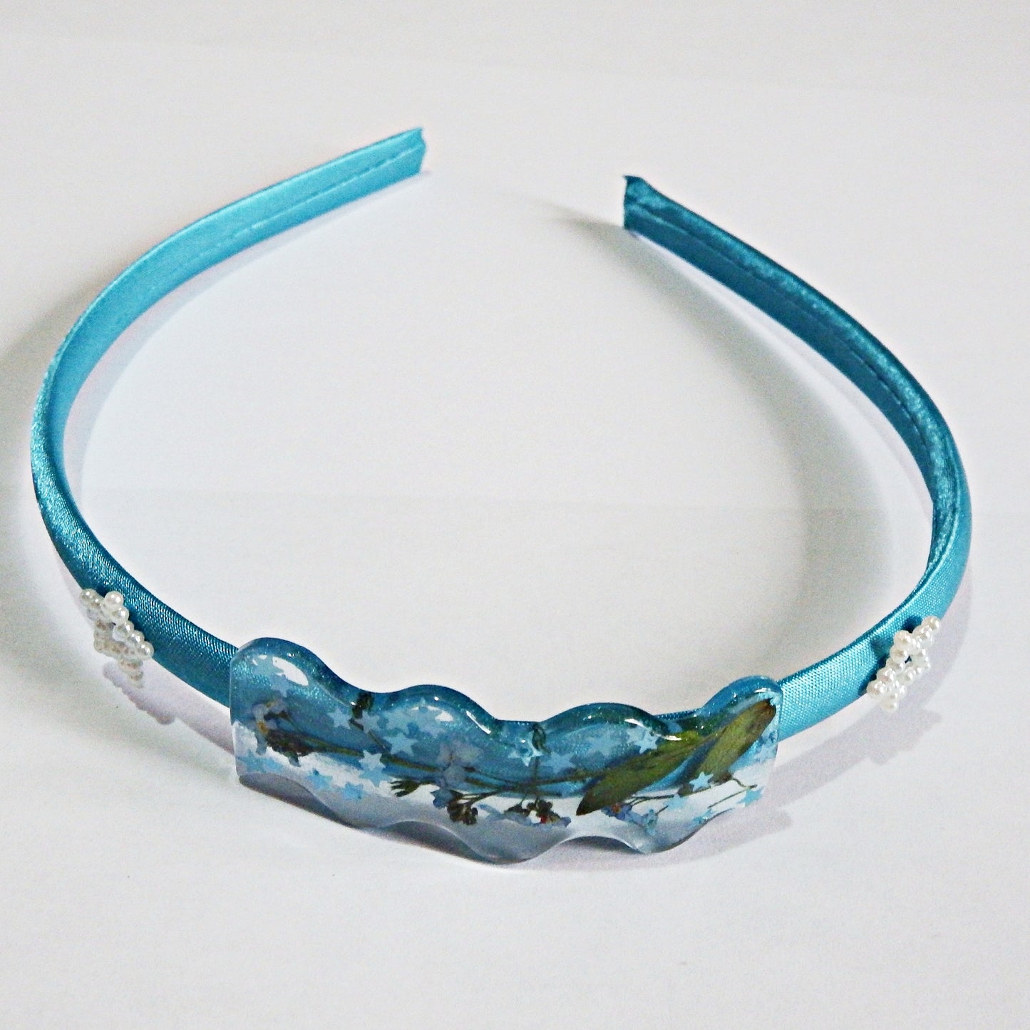 Serre-tête en satin et décoration artisanale en résine -divers modèles