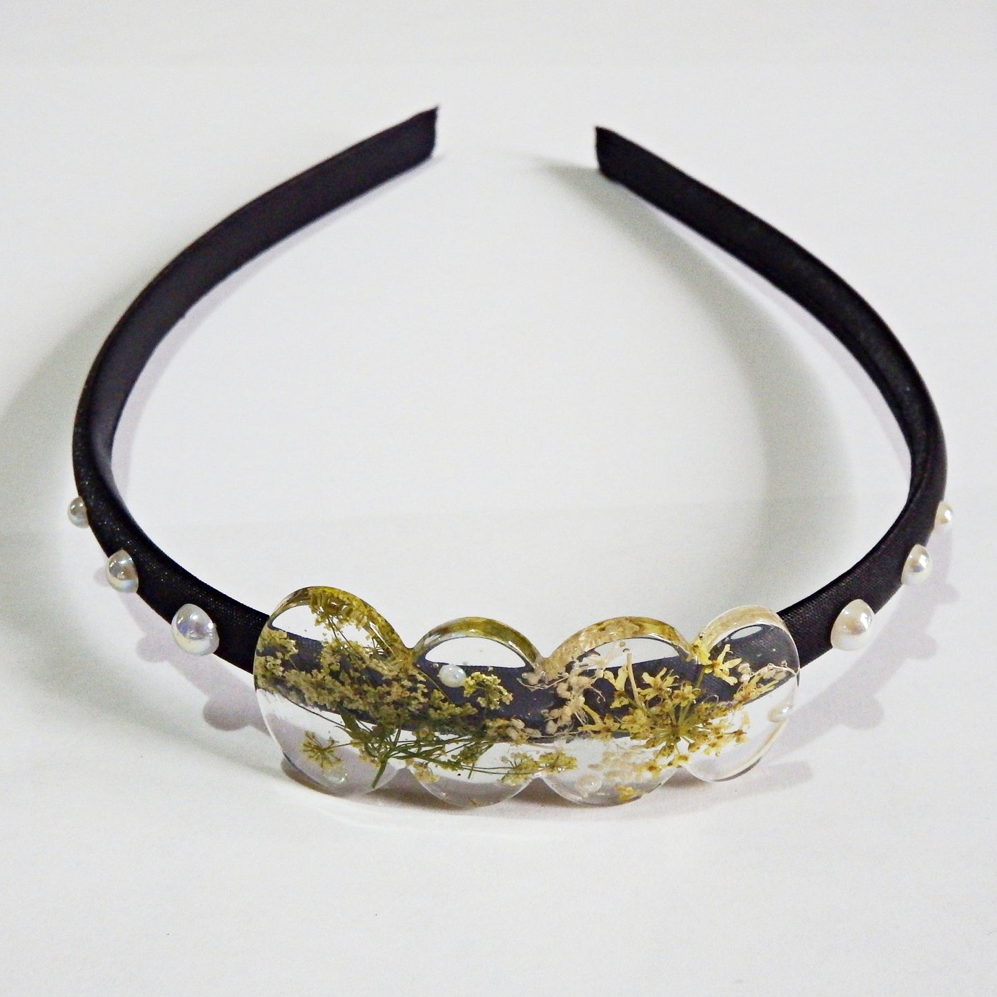 Serre-tête en satin et décoration artisanale en résine -divers modèles