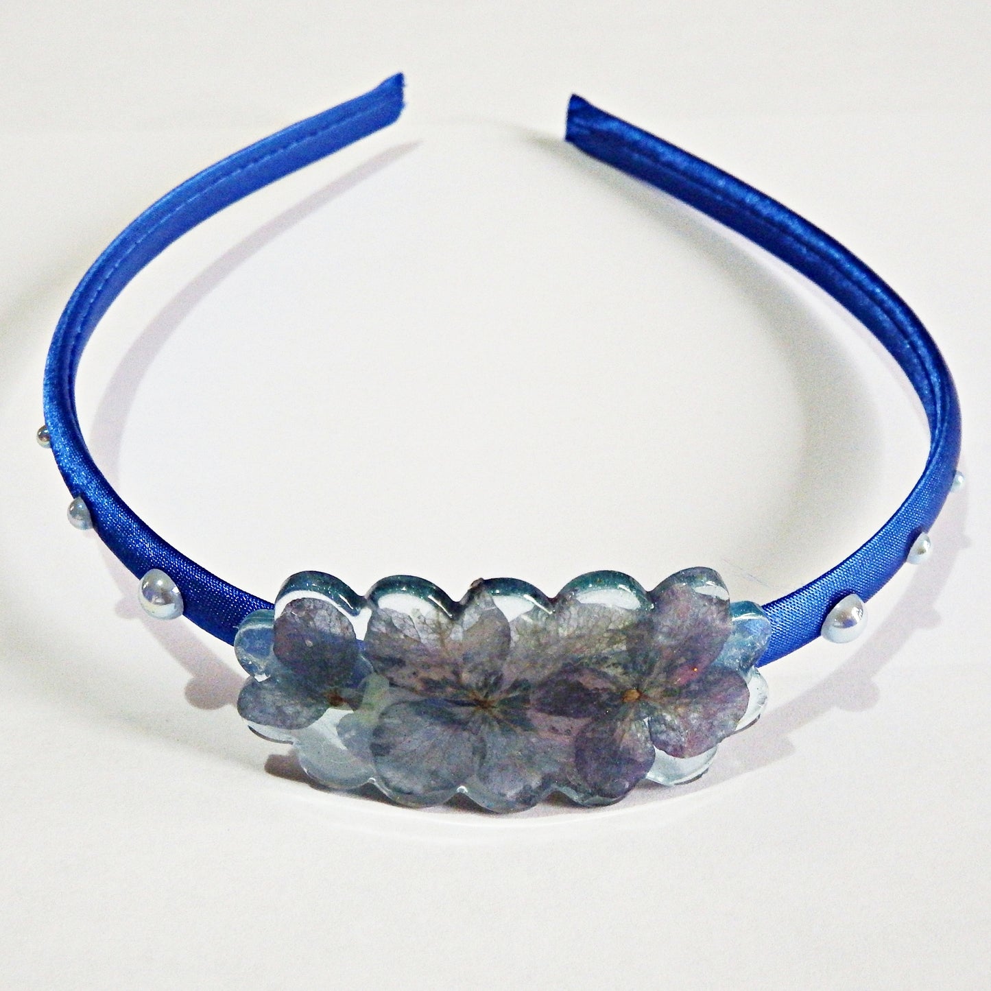 Serre-tête en satin et décoration artisanale en résine -divers modèles