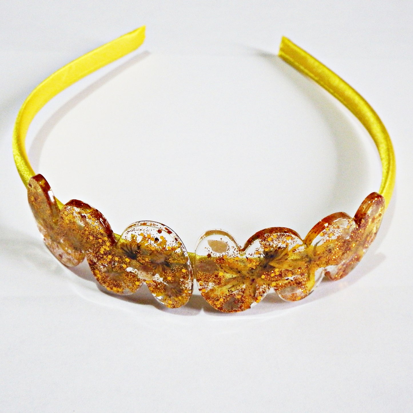 Serre-tête en satin et décoration artisanale en résine -divers modèles