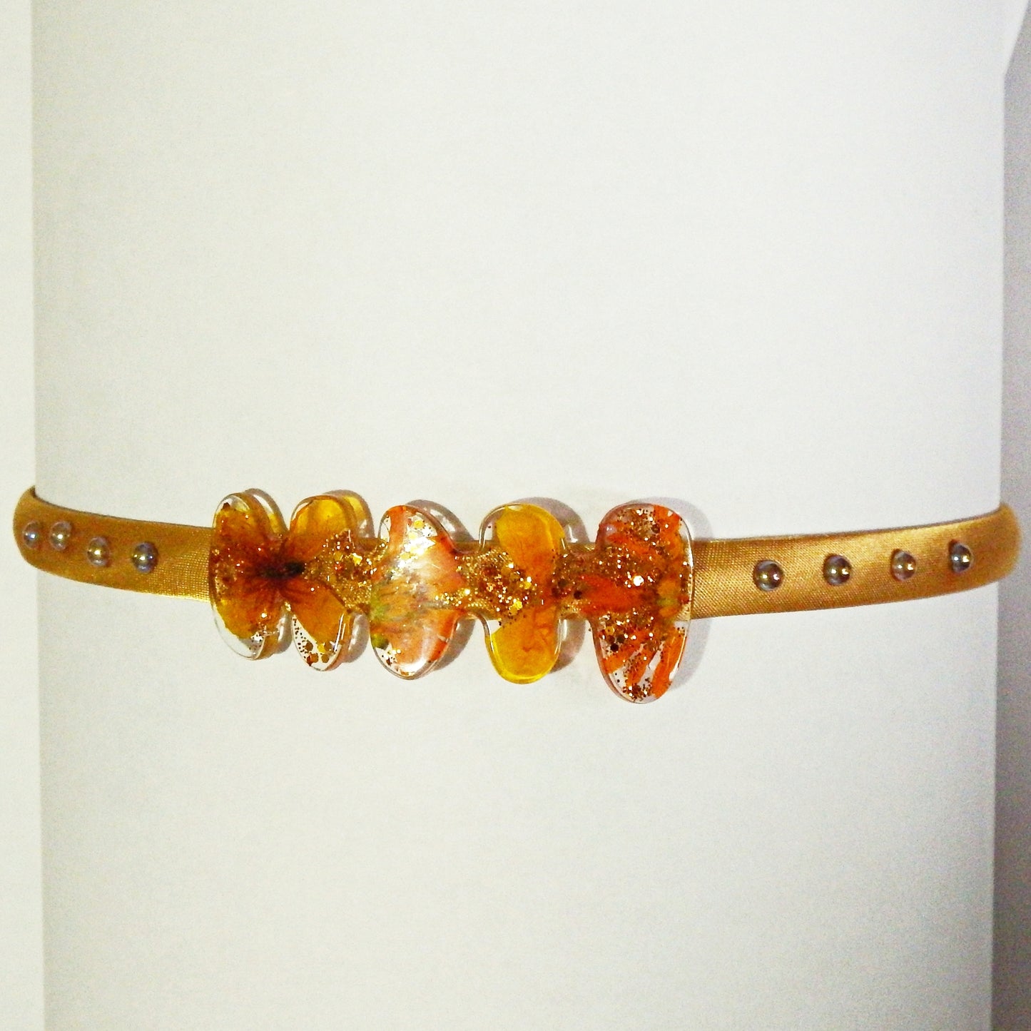 Serre-tête en satin et décoration artisanale en résine -divers modèles