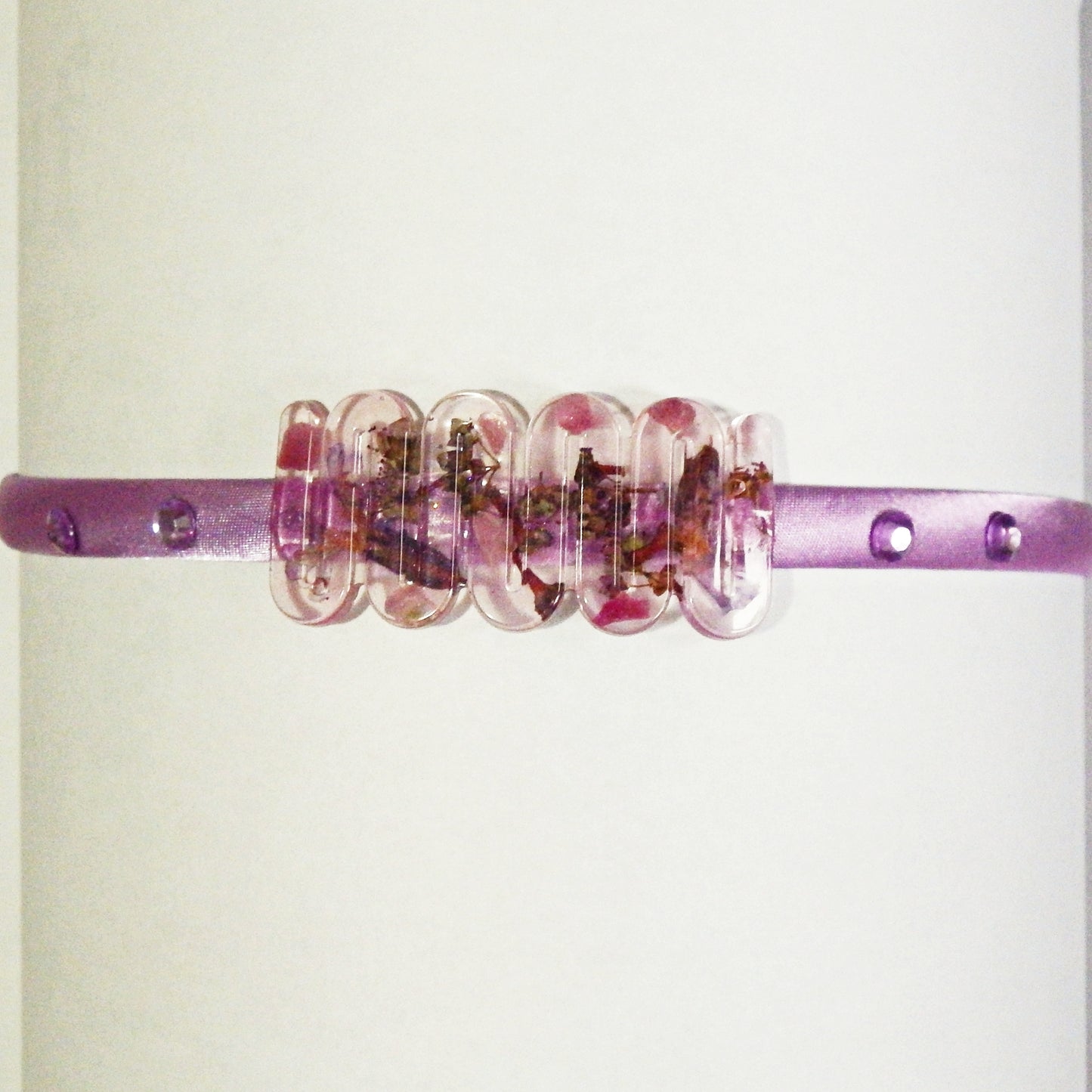 Serre-tête en satin et décoration artisanale en résine -divers modèles