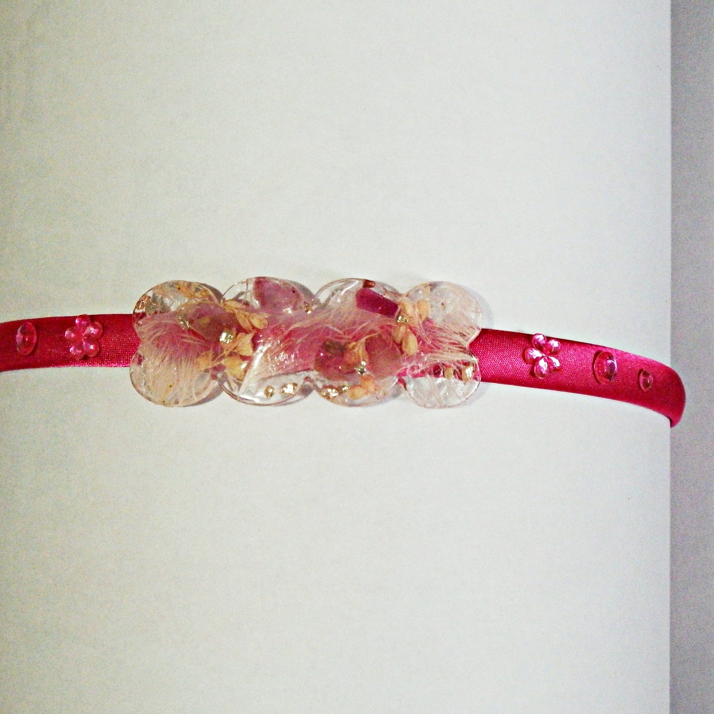 Serre-tête en satin et décoration artisanale en résine -divers modèles