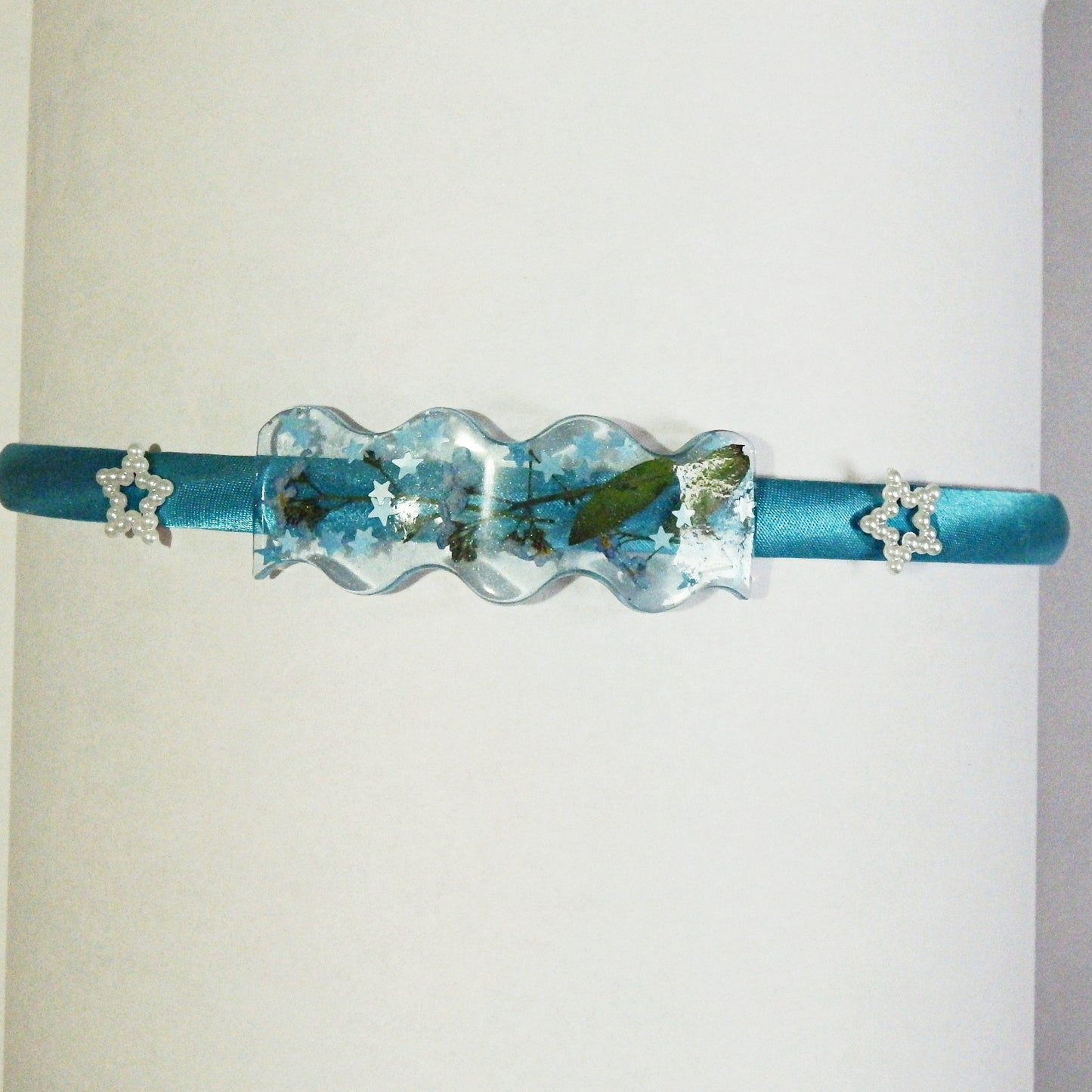 Serre-tête en satin et décoration artisanale en résine -divers modèles