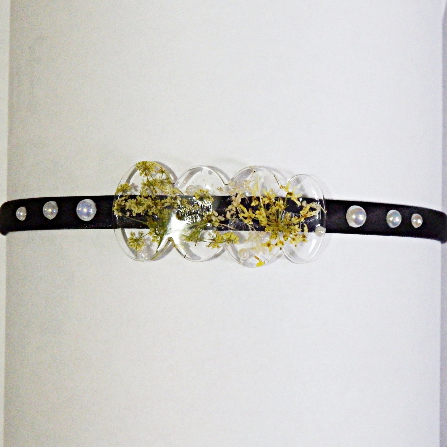 Serre-tête en satin et décoration artisanale en résine -divers modèles