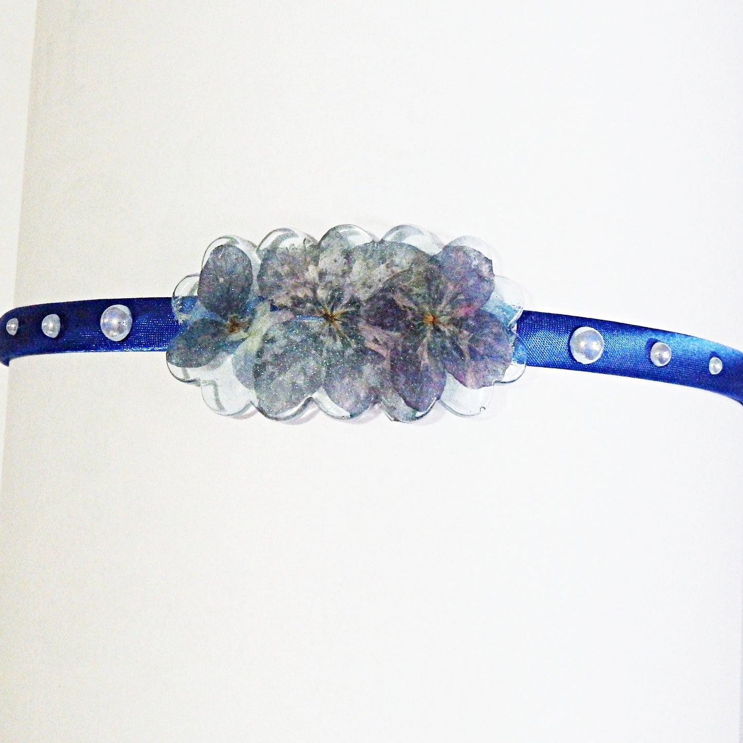 Serre-tête en satin et décoration artisanale en résine -divers modèles