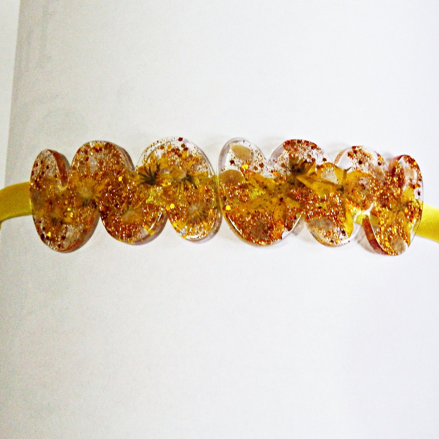 Serre-tête en satin et décoration artisanale en résine -divers modèles