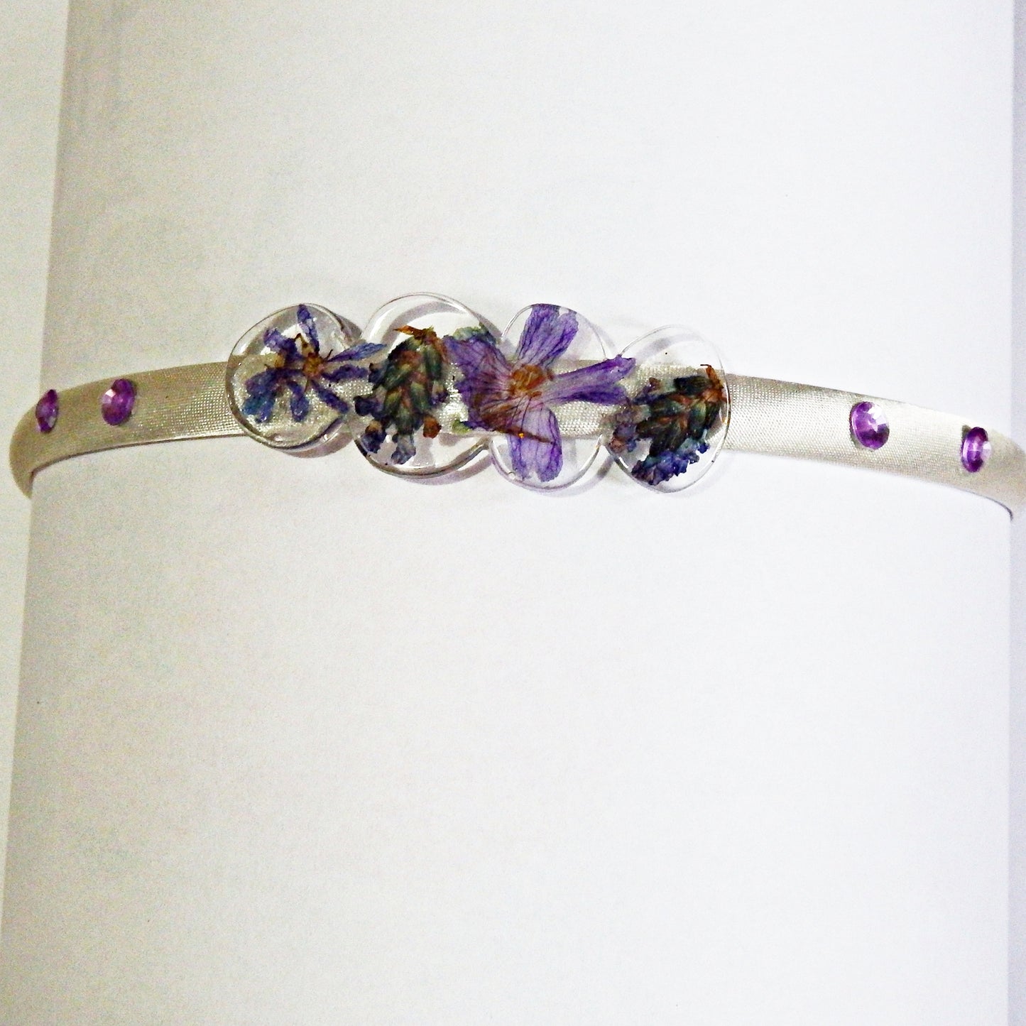 Serre-tête en satin et décoration artisanale en résine -divers modèles