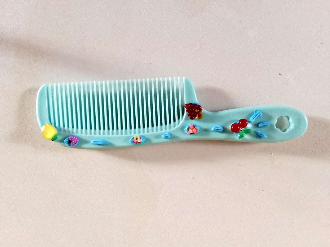 Peigne avec décoration artisanale en colle-crème, pièce unique, plusieurs modèles