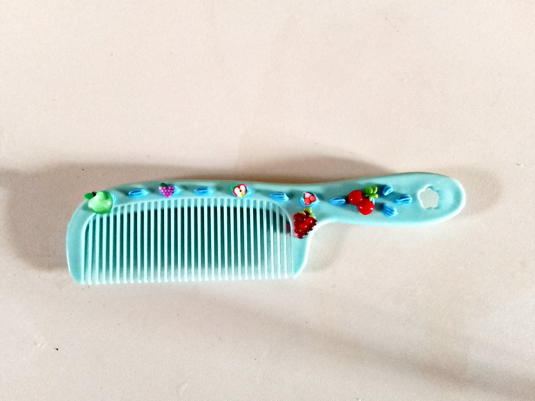 Peigne avec décoration artisanale en colle-crème, pièce unique, plusieurs modèles