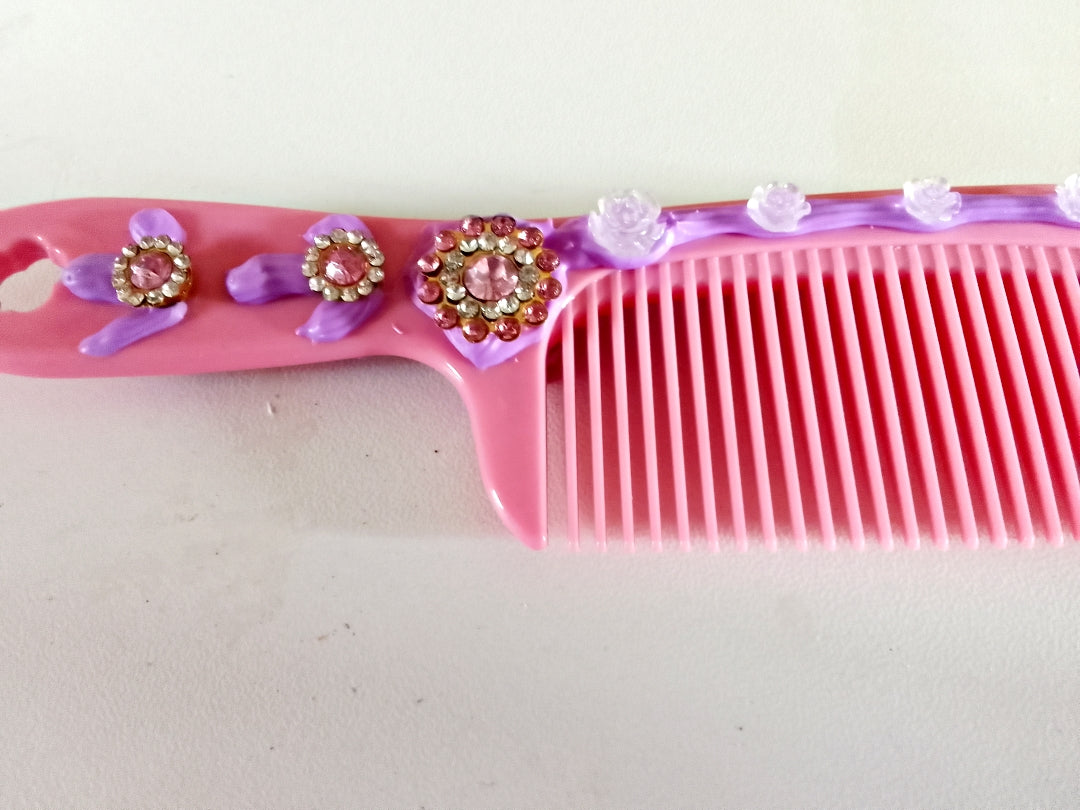 Peigne avec décoration artisanale en colle-crème, pièce unique, plusieurs modèles