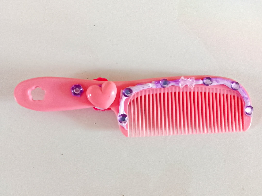 Peigne avec décoration artisanale en colle-crème, pièce unique, plusieurs modèles