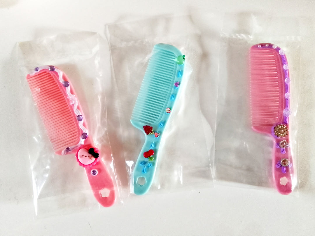 Peigne avec décoration artisanale en colle-crème, pièce unique, plusieurs modèles